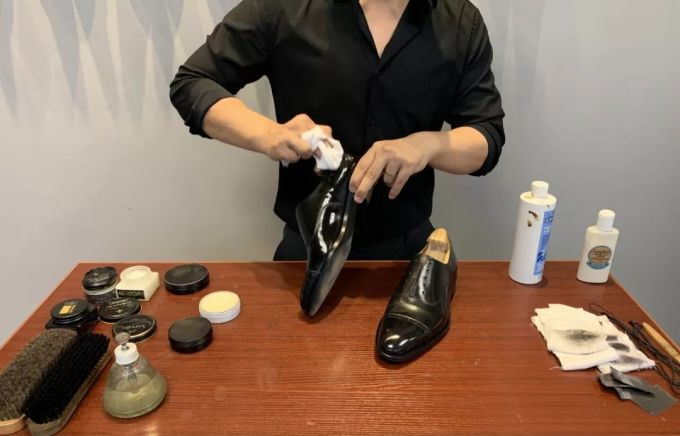 抹油打蜡直接上手:Nick的硬核鞋履护理 | 周末不谈衣服