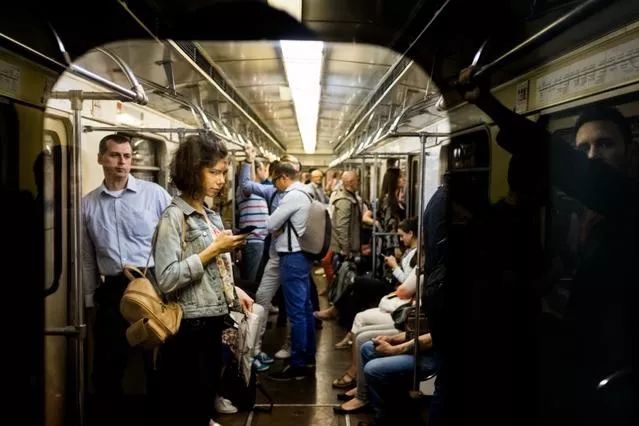 他们镜头下的地铁，除了挤挤挤，竟然还记录了这些
