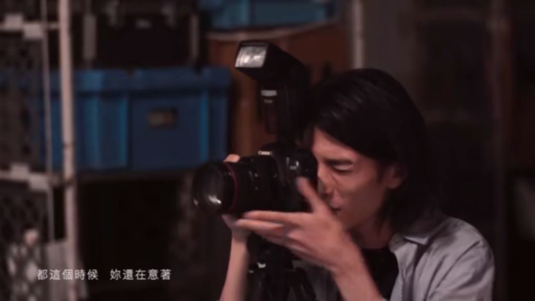 周杰伦新歌MV里的摄影器材，我大概只买得起相机带···