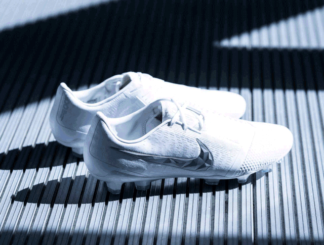 耐克发布“Nouveau White Pack”足球鞋套装