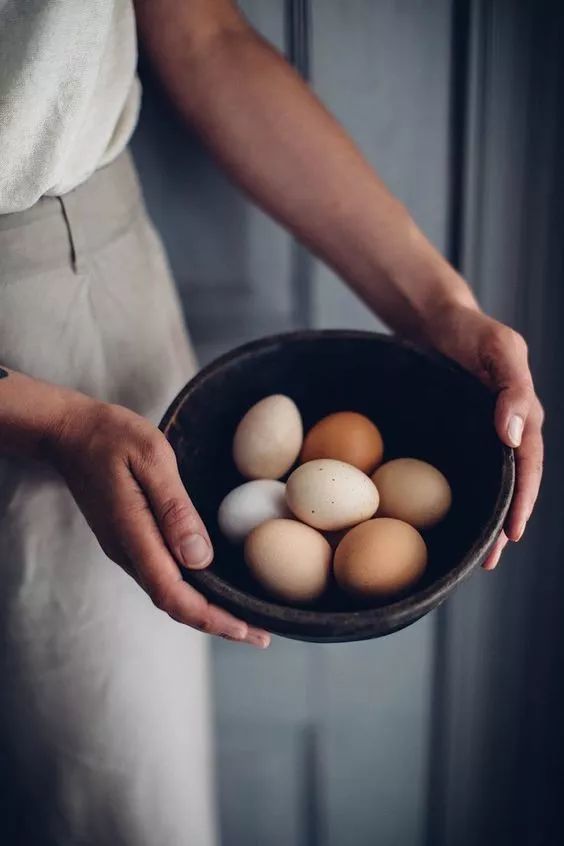 红皮鸡蛋和白皮鸡蛋，哪个营养更高，99%的人都不知道！