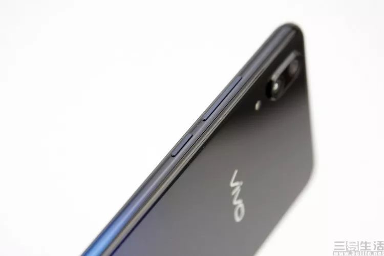 用新面孔普及屏下指纹：vivo X23幻彩版评测