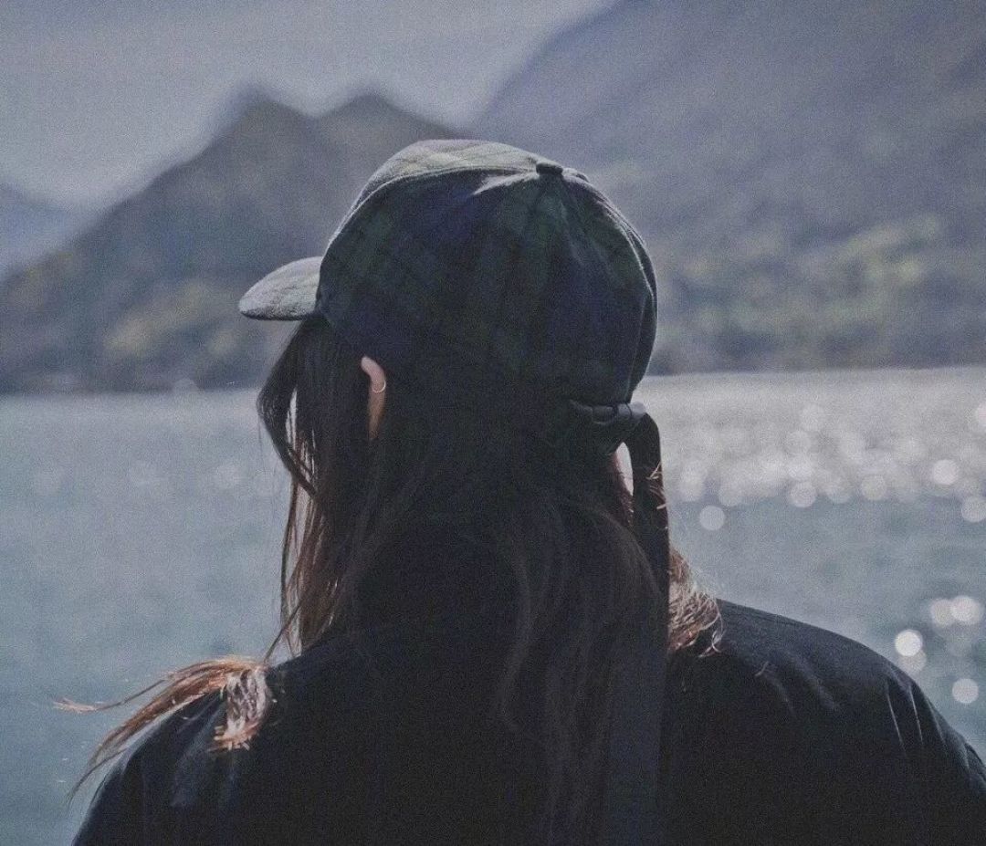 这样除了美颜暴击,增加一些背影和弱化五官的照片,很能增添旅行的氛围