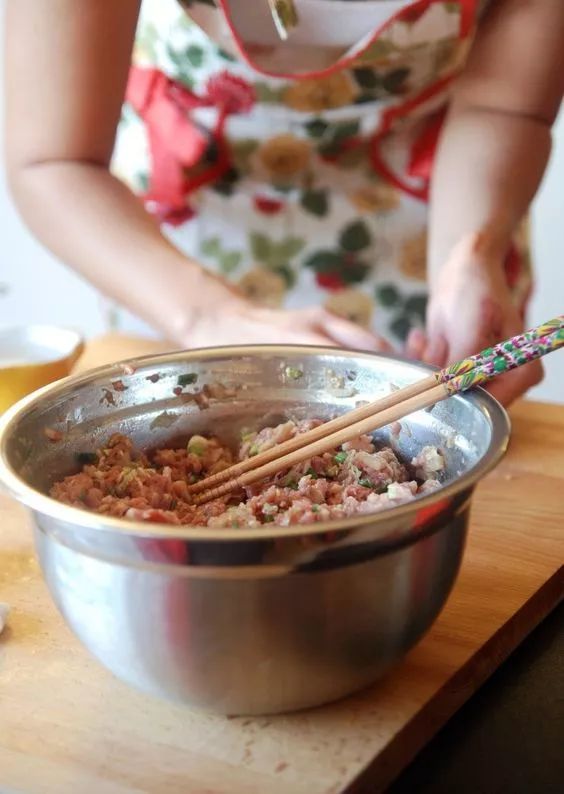 她往饺子馅里加点“水”，1秒变鲜嫩多汁，一口气能吃好几盘！