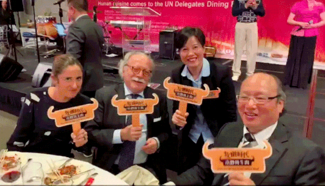 连上三大综艺,开哪火哪!走进联合国的湘菜代表,再次掀起“小炒黄牛肉热”~