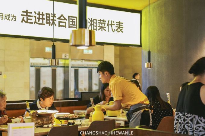 连上三大综艺,开哪火哪!走进联合国的湘菜代表,再次掀起“小炒黄牛肉热”~