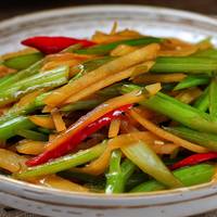 芹菜炒土豆，简单炒炒就上桌，几块钱也能吃得舒舒服服