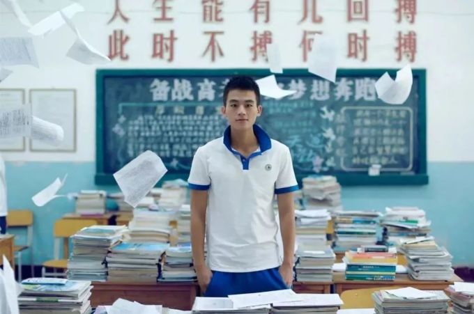 "中国机长" 欧豪, 想不想知道他衣柜里有多少件Supreme和万元球鞋?