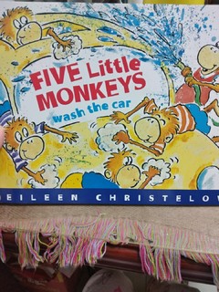 睡前经典绘本6-5只小猴子洗车