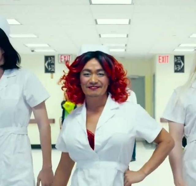 我的身上为什么穿着我媳妇的衣服？