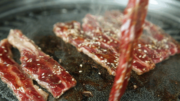 5.gif 可以撸猫的萌系烤肉店,穿粉色6.8折吃!