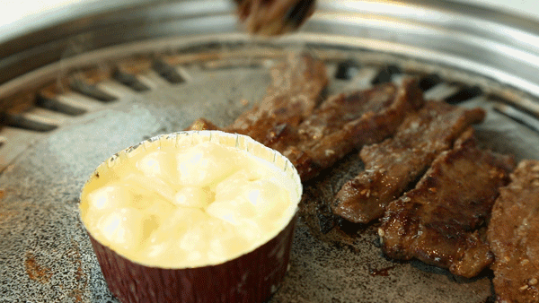 8.gif 可以撸猫的萌系烤肉店,穿粉色6.8折吃!