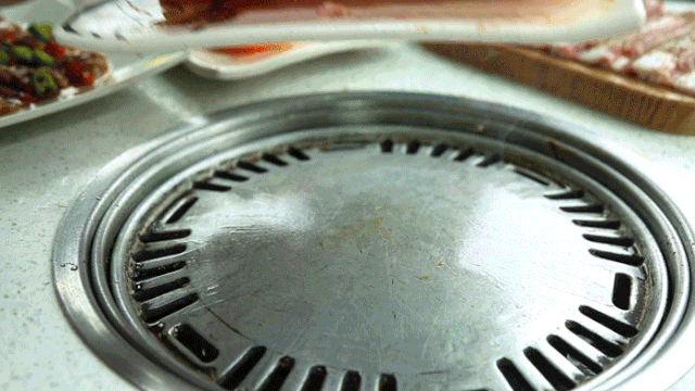 9.gif 可以撸猫的萌系烤肉店,穿粉色6.8折吃!