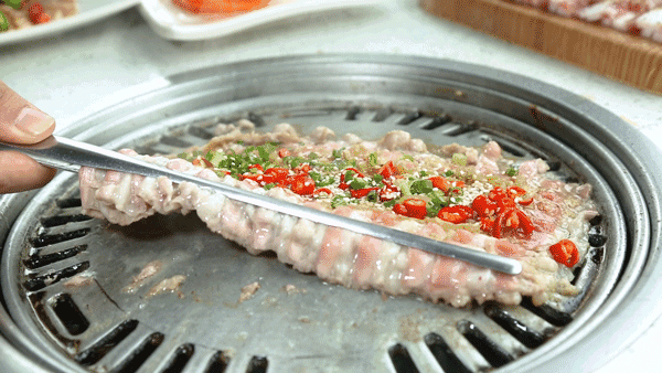 12.gif 可以撸猫的萌系烤肉店,穿粉色6.8折吃!