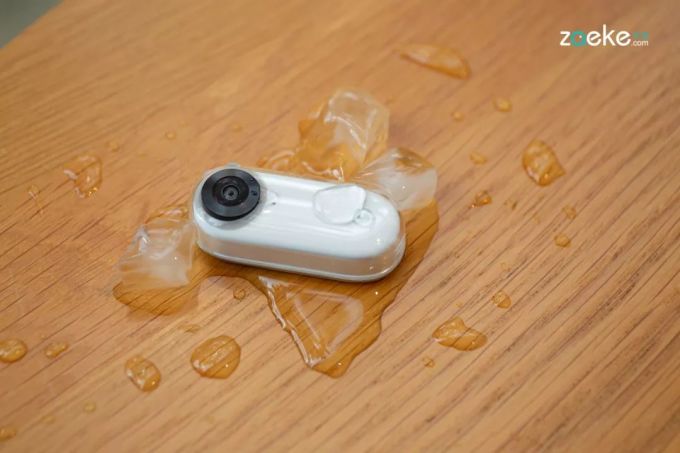 小巧如拇指的 Insta360 GO,是一款乐趣取向的 Vlog 神器