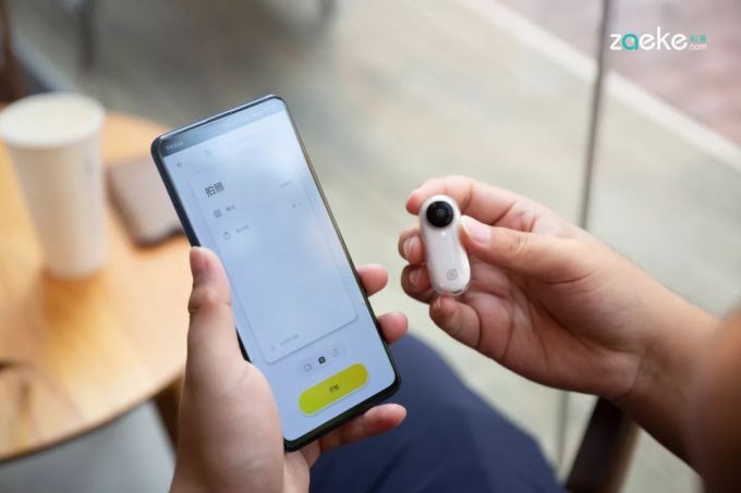 小巧如拇指的 Insta360 GO,是一款乐趣取向的 Vlog 神器