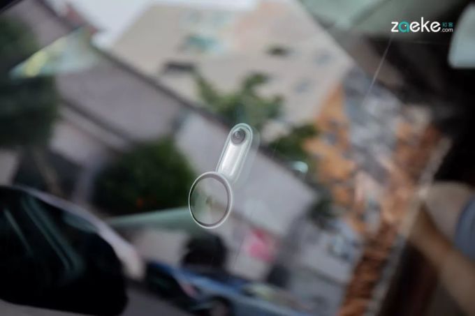小巧如拇指的 Insta360 GO,是一款乐趣取向的 Vlog 神器