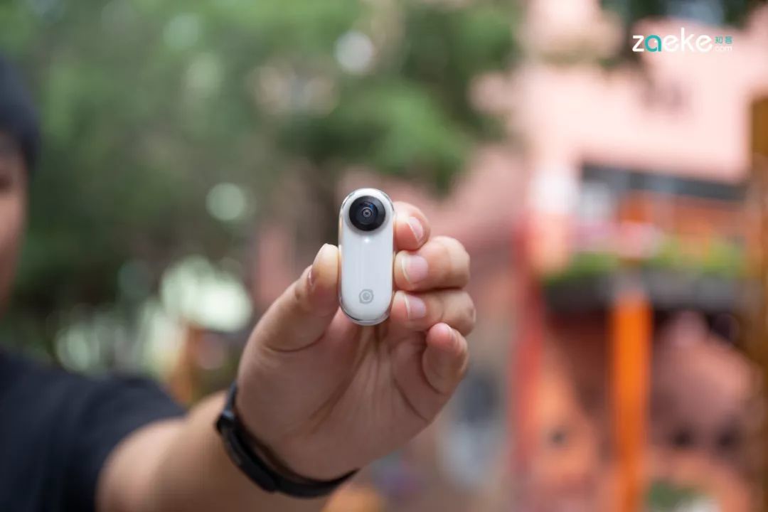 小巧如拇指的 Insta360 GO，是一款乐趣取向的 Vlog 神器