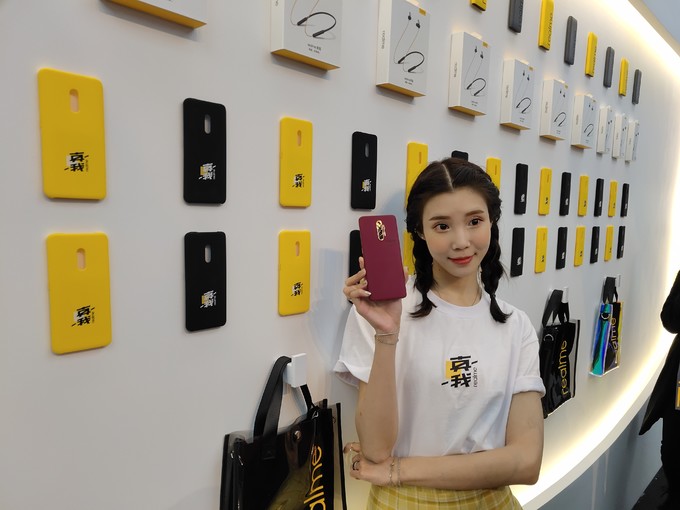 90Hz平民旗舰：realme X2 Pro手机发布，骁龙855Plus、50W闪充加持红砖水泥配色亮眼，首销价2599元起