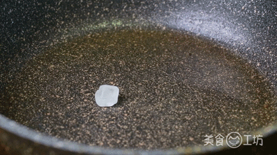剥栗子时只需泡一泡,壳一捏就开!