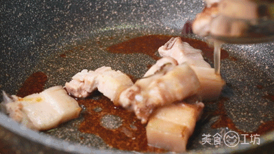 剥栗子时只需泡一泡,壳一捏就开!