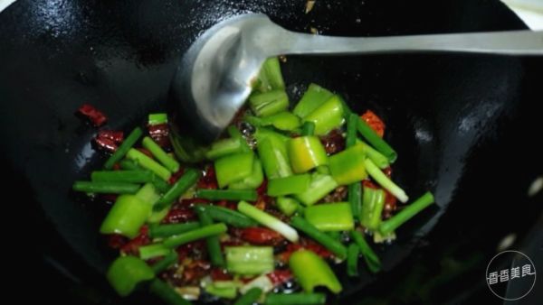 鸡肉又有新做法,这样操作比大盘鸡简单,比鸡翅过瘾
