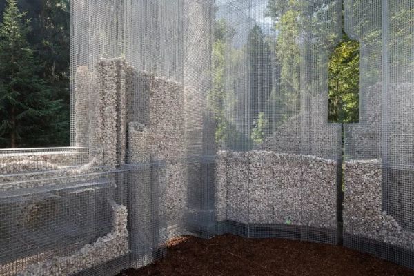 他用铁丝网打造出的惊人作品,比3D网格建模还牛!