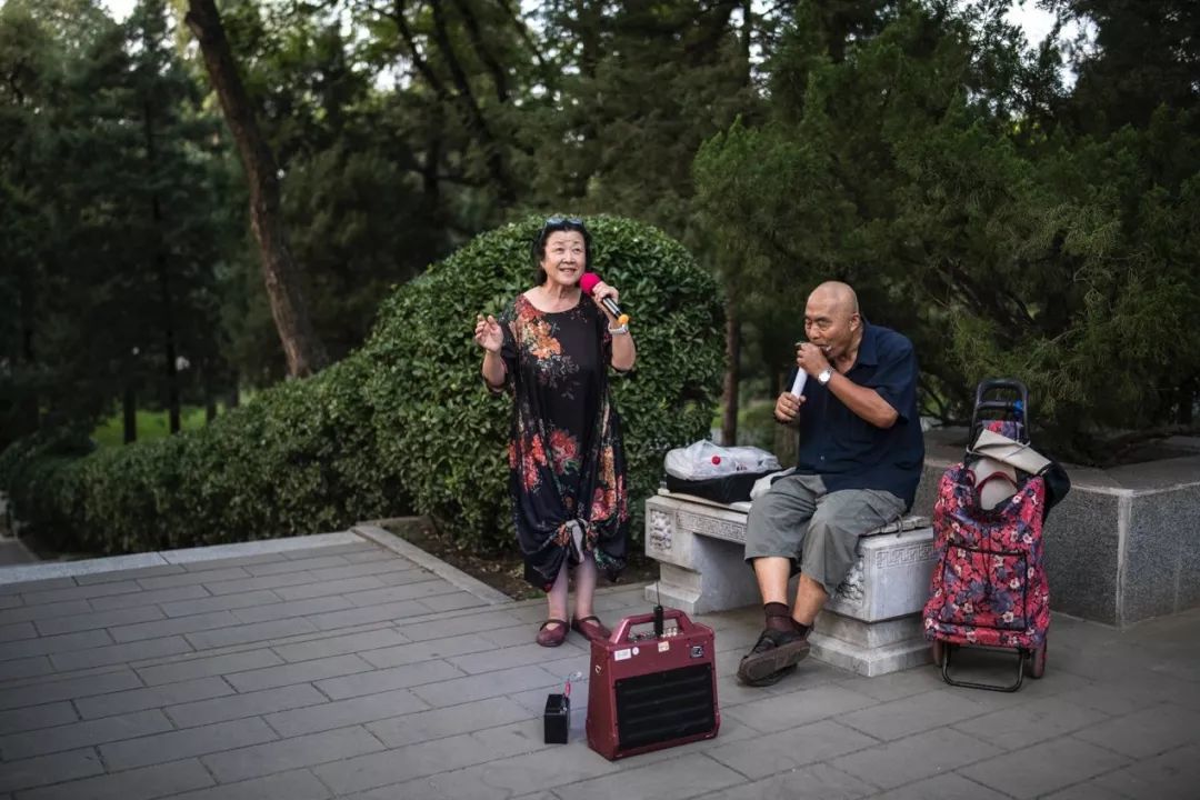 腾龙35mm 1.4镜头下的北京人文扫街是什么样的？