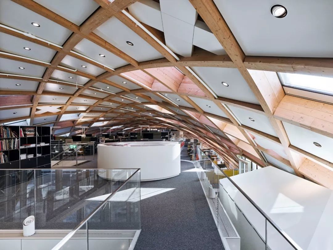 坂茂新作！为 Swatch 设计的木结构总部大楼，每块木料都不一样！