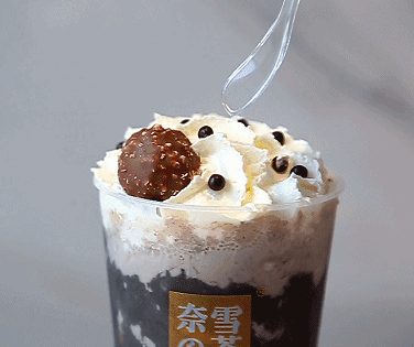 奈雪硬核跨界时尚圈,带来老佛爷联名款!两款宝藏茶再掀前卫风潮!