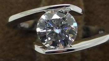 钻石与莫桑石应该怎么选 有人用莫桑石做婚戒吗