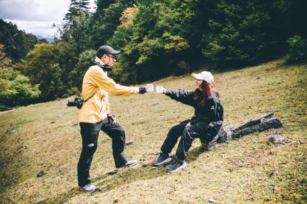 为了测试这个防水面料,我差点从5300米的雪峰上摔了下来……