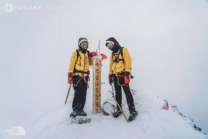 为了测试这个防水面料,我差点从5300米的雪峰上摔了下来……
