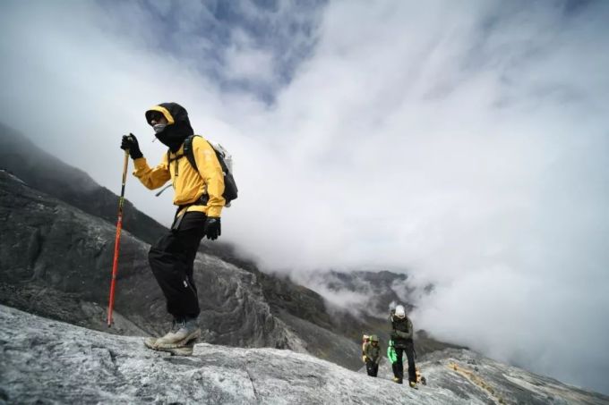 为了测试这个防水面料,我差点从5300米的雪峰上摔了下来……