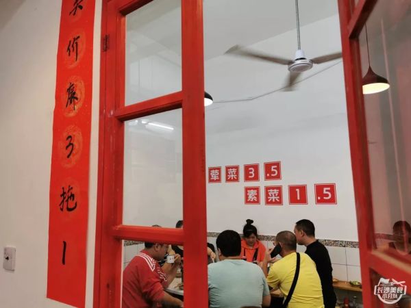 300多元就能吃65道菜?这家3拖1的重庆火锅味道勉强过关