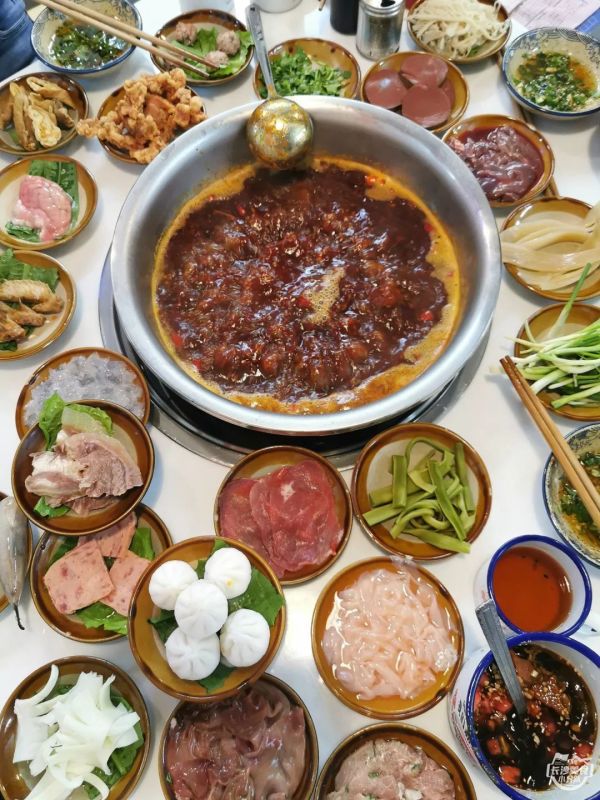300多元就能吃65道菜?这家3拖1的重庆火锅味道勉强过关