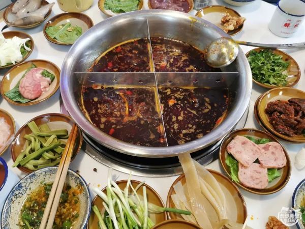 300多元就能吃65道菜?这家3拖1的重庆火锅味道勉强过关