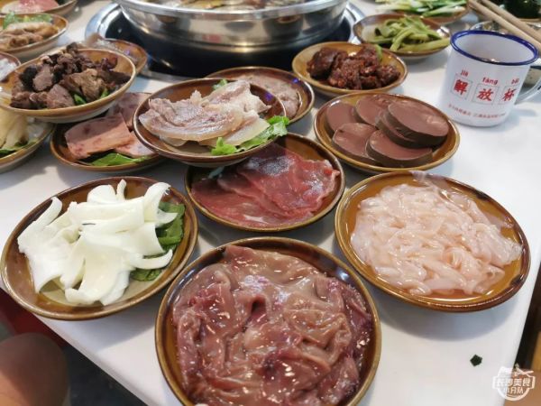 300多元就能吃65道菜?这家3拖1的重庆火锅味道勉强过关