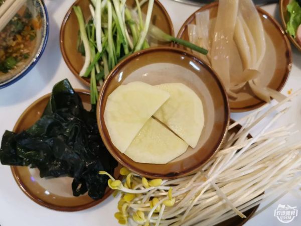 300多元就能吃65道菜?这家3拖1的重庆火锅味道勉强过关