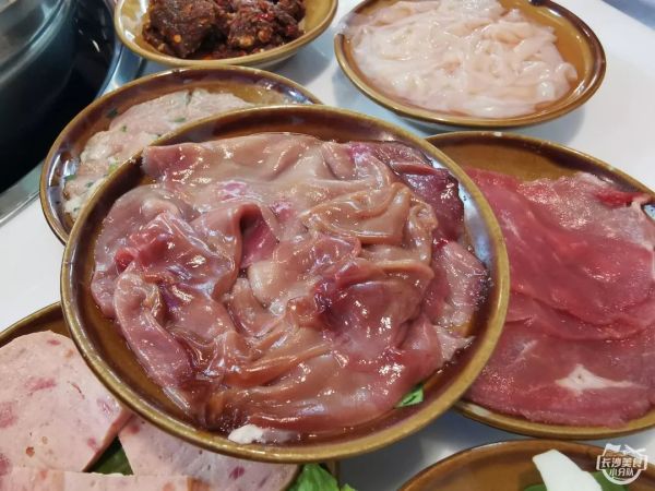 300多元就能吃65道菜?这家3拖1的重庆火锅味道勉强过关