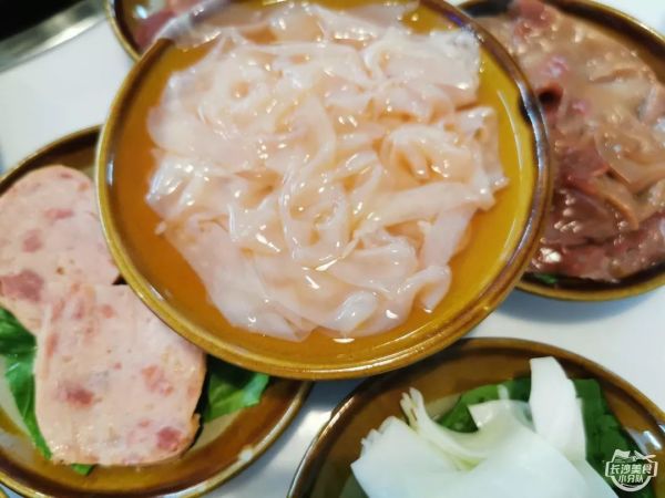 300多元就能吃65道菜?这家3拖1的重庆火锅味道勉强过关