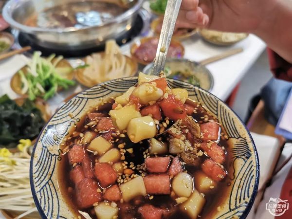 300多元就能吃65道菜?这家3拖1的重庆火锅味道勉强过关