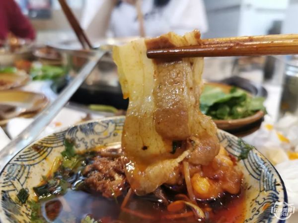 300多元就能吃65道菜?这家3拖1的重庆火锅味道勉强过关