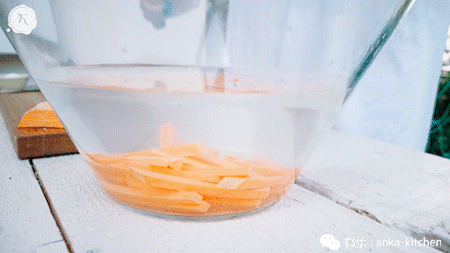 快扔掉你手中的油炸薯条,让自制健康的红薯薯条来成为你的新零食【安卡西厨】