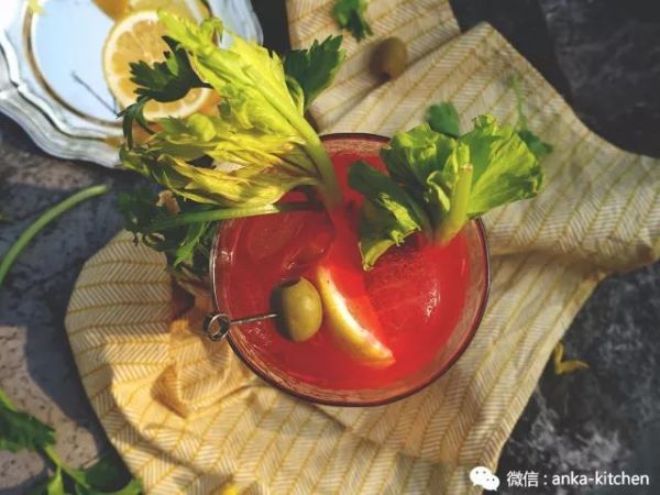 喝一口血腥玛丽,扯出一个史上杀人最多的连环女伯爵的血腥事迹【安卡西厨】