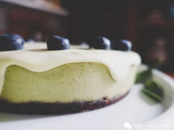 这款情人节的白巧克力抹茶芝士蛋糕,没有烤箱的新手也可以完成