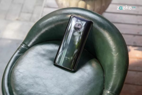 NEX 3 5G 版站在未来与现实的交汇点,以创新力为自身披坚执锐