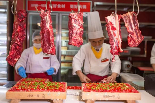 肉要鲜切的才好吃!侯家塘川锅一号搬新家,解锁超多新菜品