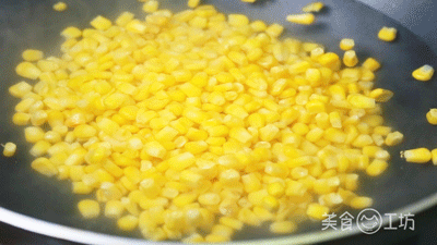 玉米别再煮着吃了,轻松一拌,吃完手指都是香甜味!