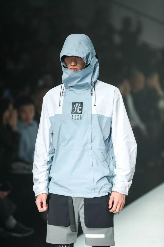 到底是什么联名产品,让看秀的人都「燥」起来了?